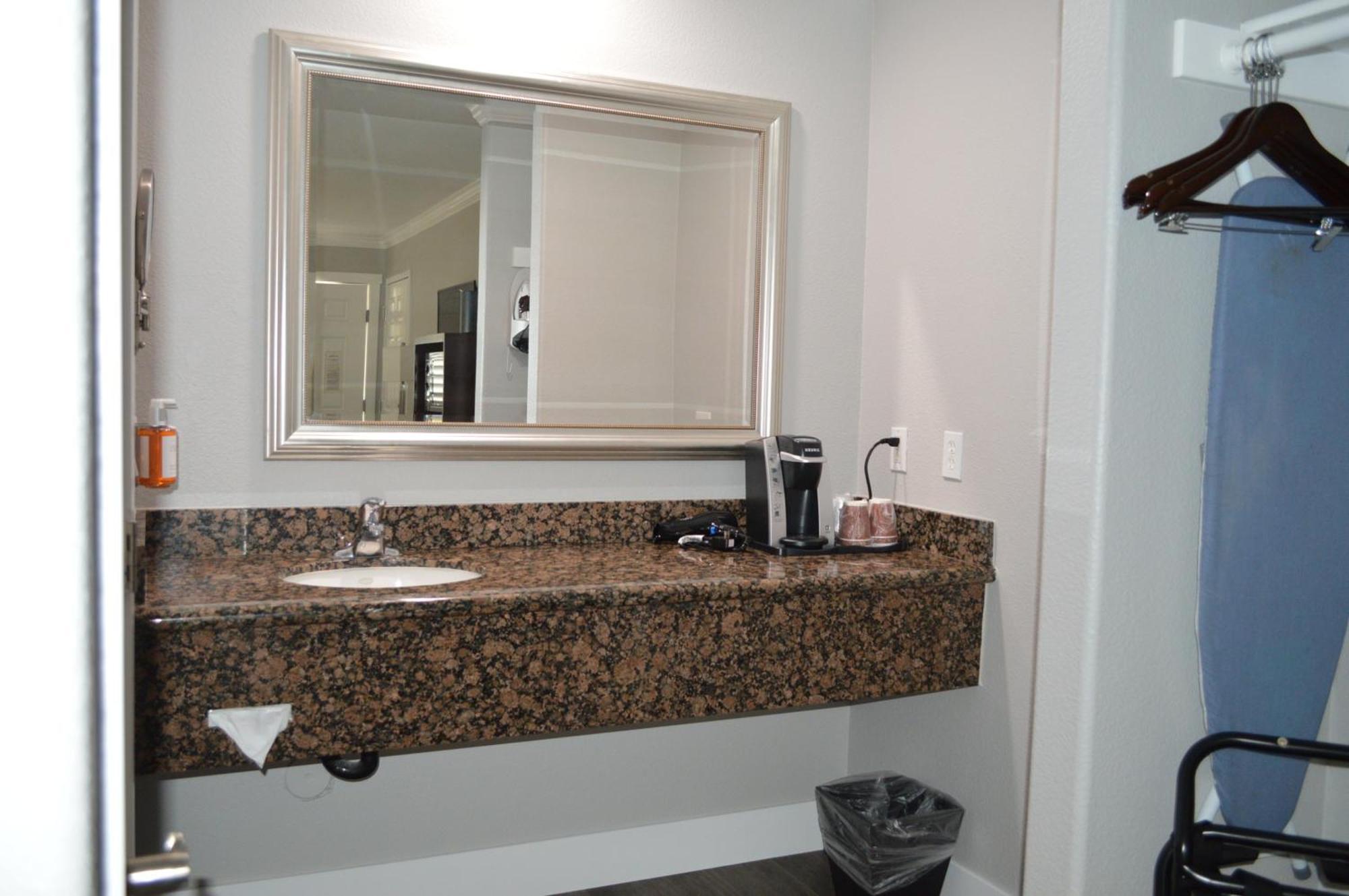 Fairview Inn & Suites Хийлдсбърг Екстериор снимка